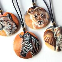 Krafttier-Amulett Löwe, handbemalter Anhänger, handgemalter junger Löwe auf Holzmedaillon Bild 3