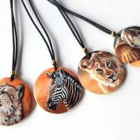 Krafttier-Amulett Löwe, handbemalter Anhänger, handgemalter junger Löwe auf Holzmedaillon Bild 4