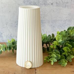 weiße 2 in 1-Vase mit Rillen aus Keramikgießmasse (groß), auch als Teelichthalter verwendbar Bild 3