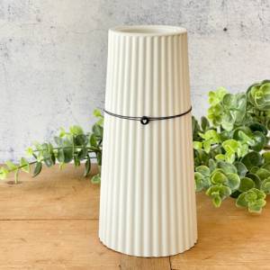 weiße 2 in 1-Vase mit Rillen aus Keramikgießmasse (groß), auch als Teelichthalter verwendbar Bild 4