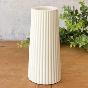 weiße 2 in 1-Vase mit Rillen aus Keramikgießmasse (groß), auch als Teelichthalter verwendbar Bild 6