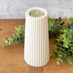 weiße 2 in 1-Vase mit Rillen aus Keramikgießmasse (groß), auch als Teelichthalter verwendbar Bild 8