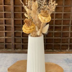 weiße 2 in 1-Vase mit Rillen aus Keramikgießmasse (groß), auch als Teelichthalter verwendbar Bild 9
