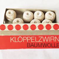 Vintage DDR KLÖPPELGARN VEB Baumwollzwirnereien Glauchau 1960er Jahre naturweiß, 4 Knäuel mit Pappschachtel Bild 1