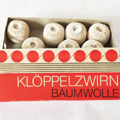 Vintage DDR KLÖPPELGARN VEB Baumwollzwirnereien Glauchau 1960er Jahre naturweiß, 4 Knäuel mit Pappschachtel