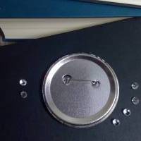 Ein wunderschöner bookish Button / Badge / Anstecker 58mm Durchmesser Lesen verleiht Flügel Bild 3
