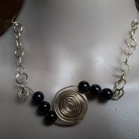 Aussergewöhnliche Halskette, aus gehämmertem Messing, Obsidianperlen,Spirale, Hakenverschluss Bild 1