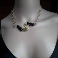 Aussergewöhnliche Halskette, aus gehämmertem Messing, Obsidianperlen,Spirale, Hakenverschluss Bild 2