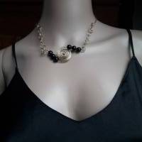 Aussergewöhnliche Halskette, aus gehämmertem Messing, Obsidianperlen,Spirale, Hakenverschluss Bild 3
