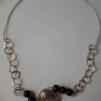 Aussergewöhnliche Halskette, aus gehämmertem Messing, Obsidianperlen,Spirale, Hakenverschluss Bild 4