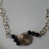 Aussergewöhnliche Halskette, aus gehämmertem Messing, Obsidianperlen,Spirale, Hakenverschluss Bild 5