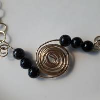 Aussergewöhnliche Halskette, aus gehämmertem Messing, Obsidianperlen,Spirale, Hakenverschluss Bild 6