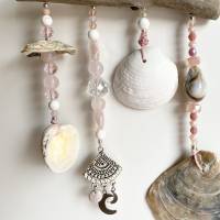 Windspiel „Rosa Mond“ - Deko-Anhänger mit Muscheln, Glas-Kristallen, Glasperlen, Rosenquarz und Mond-Anhänger in rosa Bild 3