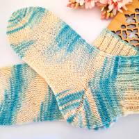 Damen Socken Kurzsocken handgestrickt türkis- naturfarben in unregelmässigem Verlauf  Größe 38/39 Bild 1
