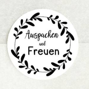 Sticker Aufkleber, AUSPACKEN und FREUEN, Spruch in Blätterkranz, dekorativ modern schwarz weiß, by BuntMixxDESIGN Bild 2