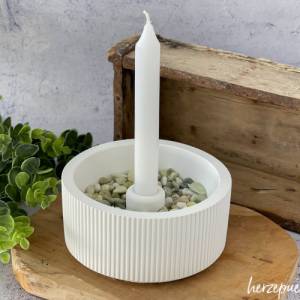 weiße Kerzenhalter-Dekoschale mit Rillen, schlichte Skandi Deko mit Streifenmuster, aus Keramikgießmasse Bild 1
