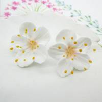 Ohrringe Apfelblume, Weiße Blüten Ohrstecker, Frühlingsschmuck, Zarte Blumenohrringe, realistischer Blumenschmuck Bild 1
