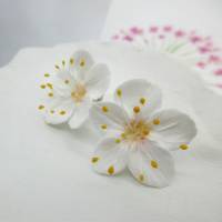 Ohrringe Apfelblume, Weiße Blüten Ohrstecker, Frühlingsschmuck, Zarte Blumenohrringe, realistischer Blumenschmuck Bild 2
