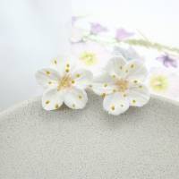 Ohrringe Apfelblume, Weiße Blüten Ohrstecker, Frühlingsschmuck, Zarte Blumenohrringe, realistischer Blumenschmuck Bild 3