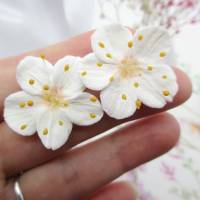 Ohrringe Apfelblume, Weiße Blüten Ohrstecker, Frühlingsschmuck, Zarte Blumenohrringe, realistischer Blumenschmuck Bild 4
