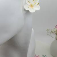 Ohrringe Apfelblume, Weiße Blüten Ohrstecker, Frühlingsschmuck, Zarte Blumenohrringe, realistischer Blumenschmuck Bild 6