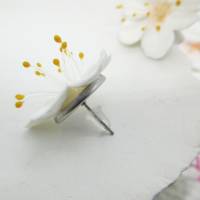Ohrringe Apfelblume, Weiße Blüten Ohrstecker, Frühlingsschmuck, Zarte Blumenohrringe, realistischer Blumenschmuck Bild 7