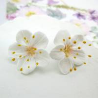 Ohrringe Apfelblume, Weiße Blüten Ohrstecker, Frühlingsschmuck, Zarte Blumenohrringe, realistischer Blumenschmuck Bild 8
