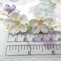Ohrringe Apfelblume, Weiße Blüten Ohrstecker, Frühlingsschmuck, Zarte Blumenohrringe, realistischer Blumenschmuck Bild 9