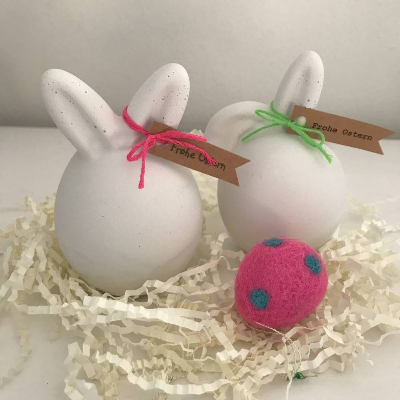 Dicke Osterhasen aus Beton, weiß, Ei mit Ohren, Knickohrhase ca. 11 cm