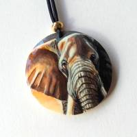 Krafttier-Amulett Elefant, handbemalter Anhänger, handgemalter Elefantenbulle auf Holzmedaillon Bild 1