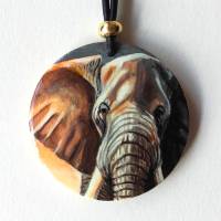 Krafttier-Amulett Elefant, handbemalter Anhänger, handgemalter Elefantenbulle auf Holzmedaillon Bild 2