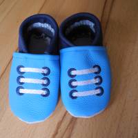 Krabbelschuhe mit Namen, Babyschuhe, Lederpuschen, personalisierte Lauflernschuhe - Sneakers blau Bild 1