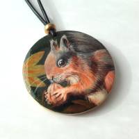 Krafttier-Amulett Eichhörnchen mit Nuss, handbemalter Anhänger, handgemaltes Eichhörnchen auf Holzmedaillon Bild 1