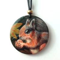 Krafttier-Amulett Eichhörnchen mit Nuss, handbemalter Anhänger, handgemaltes Eichhörnchen auf Holzmedaillon Bild 2