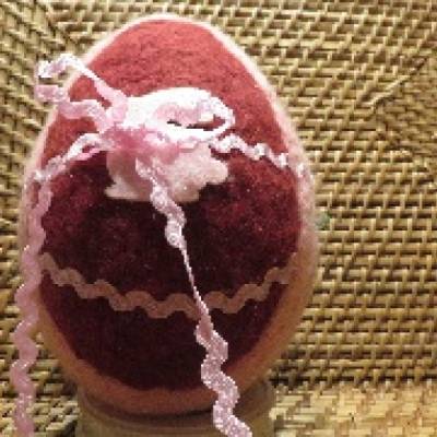 Befüllbares Osterei aus Styropor und Filzwolle, Weinrot/ Rosa