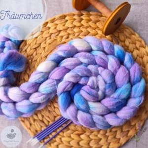 Handgefärbter Kammzug aus extrafeiner Merinowolle und weicher Tussahseide in Violett und Blau zum Spinnen und Filzen Bild 1