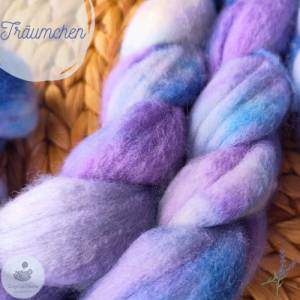 Handgefärbter Kammzug aus extrafeiner Merinowolle und weicher Tussahseide in Violett und Blau zum Spinnen und Filzen Bild 2