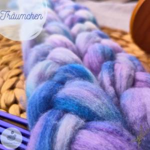 Handgefärbter Kammzug aus extrafeiner Merinowolle und weicher Tussahseide in Violett und Blau zum Spinnen und Filzen Bild 7