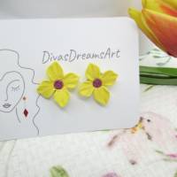 Kleine Ohrstecker mit gelben Blumen, leichte Ohrringe für den Sommer, Ohrstecker aus Ton, florale Ohrstecker, Geschenk Bild 1