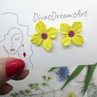 Kleine Ohrstecker mit gelben Blumen, leichte Ohrringe für den Sommer, Ohrstecker aus Ton, florale Ohrstecker, Geschenk Bild 2