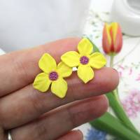 Kleine Ohrstecker mit gelben Blumen, leichte Ohrringe für den Sommer, Ohrstecker aus Ton, florale Ohrstecker, Geschenk Bild 3