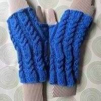 Fingerlose Handschuhe - Pulswärmer mit Zopfmuster in enzianblau Bild 1