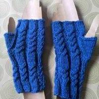 Fingerlose Handschuhe - Pulswärmer mit Zopfmuster in enzianblau Bild 2