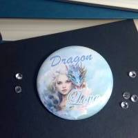 Ein wunderschöner bookish Button / Badge / Anstecker 58mm Durchmesser Dragon Love Bild 2
