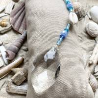 Lichtfänger „At The Beach“ - Deko-Anhänger mit Kristallen, Glasschliffperlen, Rocailles, Muschel und Fisch blau/türkis Bild 2