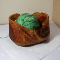 Sehr schöne gedrechselte Wollschale Garnschale Holzschale aus Apfelbaum, mit Naturrissen Bild 2