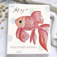Goldfisch Kindergartenordner mit Namen personlisiert, Portfolio Ordner für Krippe und Tagesmutter Bild 1