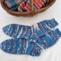 Socken in blau, Wollsocken Kuschelsocken, Gr. 41/42, mit schönem Strickmuster u. verstärkter Ferse, handgestrickt Bild 1
