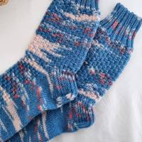 Socken in blau, Wollsocken Kuschelsocken, Gr. 41/42, mit schönem Strickmuster u. verstärkter Ferse, handgestrickt Bild 2
