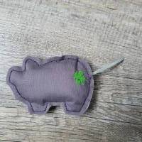 Fröhliches Glücksschweinchen mit Kleeblatt gefüllt Bild 1